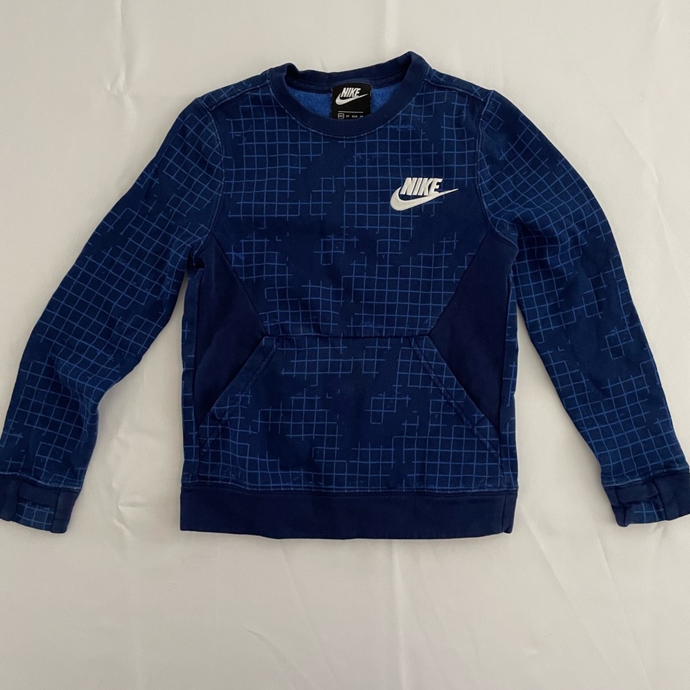 Blue long sleeve Nike sweater. Good conditions.